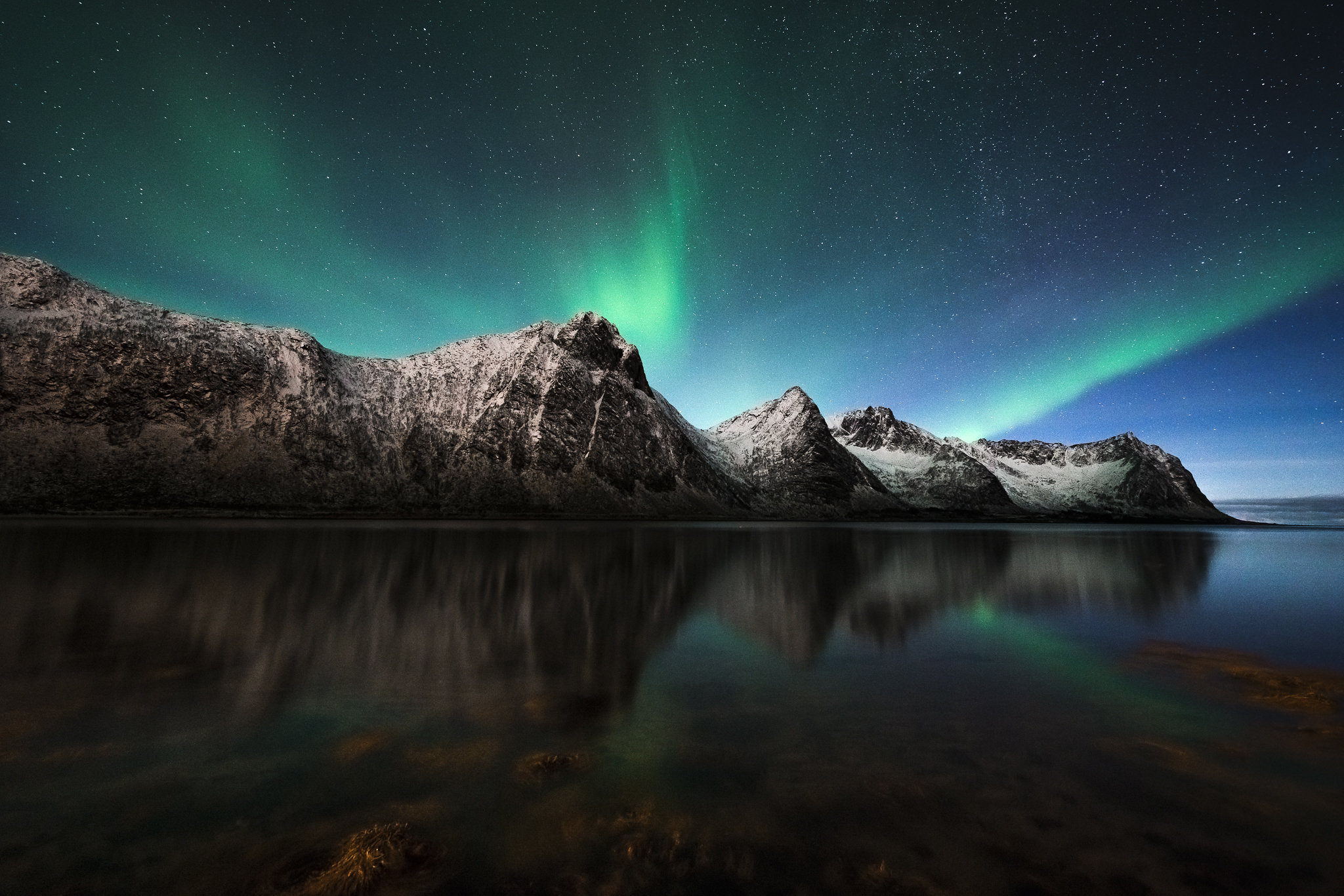 Aurora Borealis Northern Lights Over Mountain Lake Wallpapers