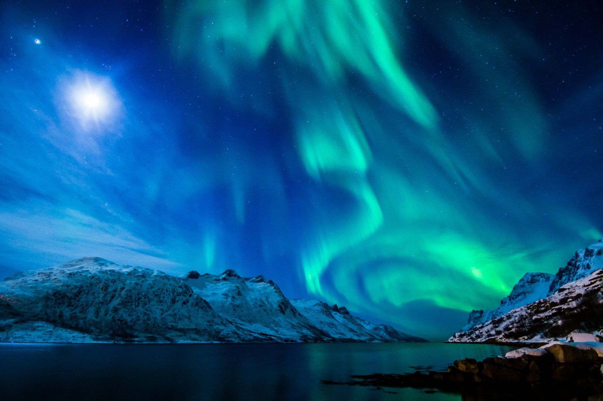 Aurora Borealis Over Winter Lake Wallpapers