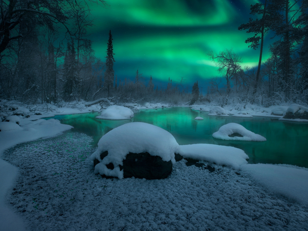 Aurora Borealis Over Winter Lake Wallpapers