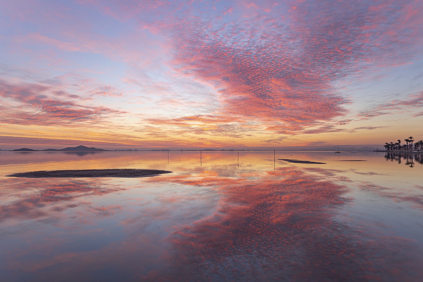 Beautiful View Of Lake During Dawn Wallpapers