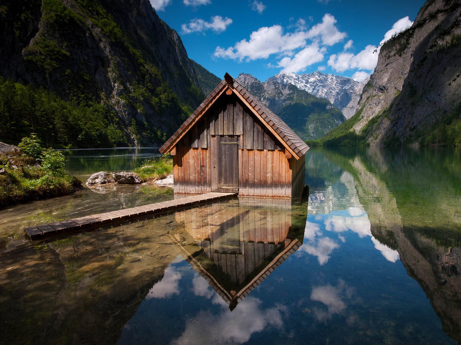 Cabin House In Mountains Wallpapers