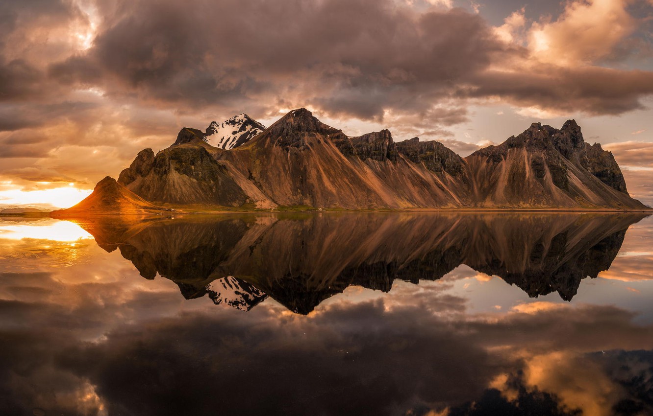 Mountain Reflection Over Lake In Dawn Wallpapers