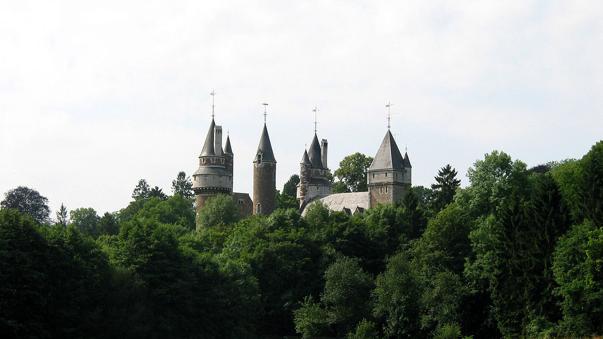 Faulx-Les-Tombes Castle Wallpapers