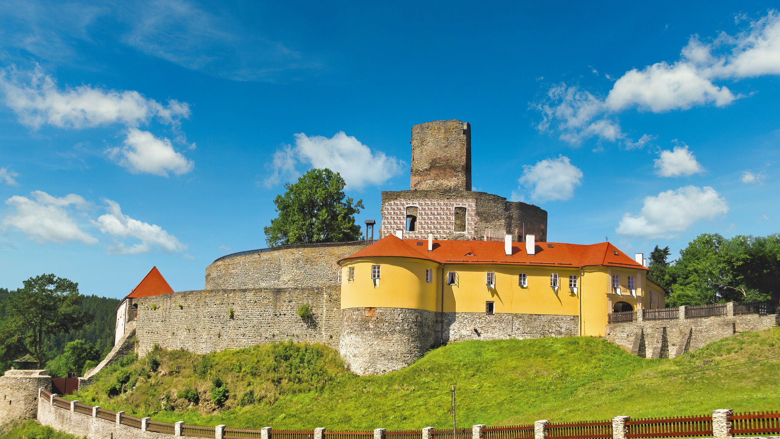 Janohrad Castle Wallpapers