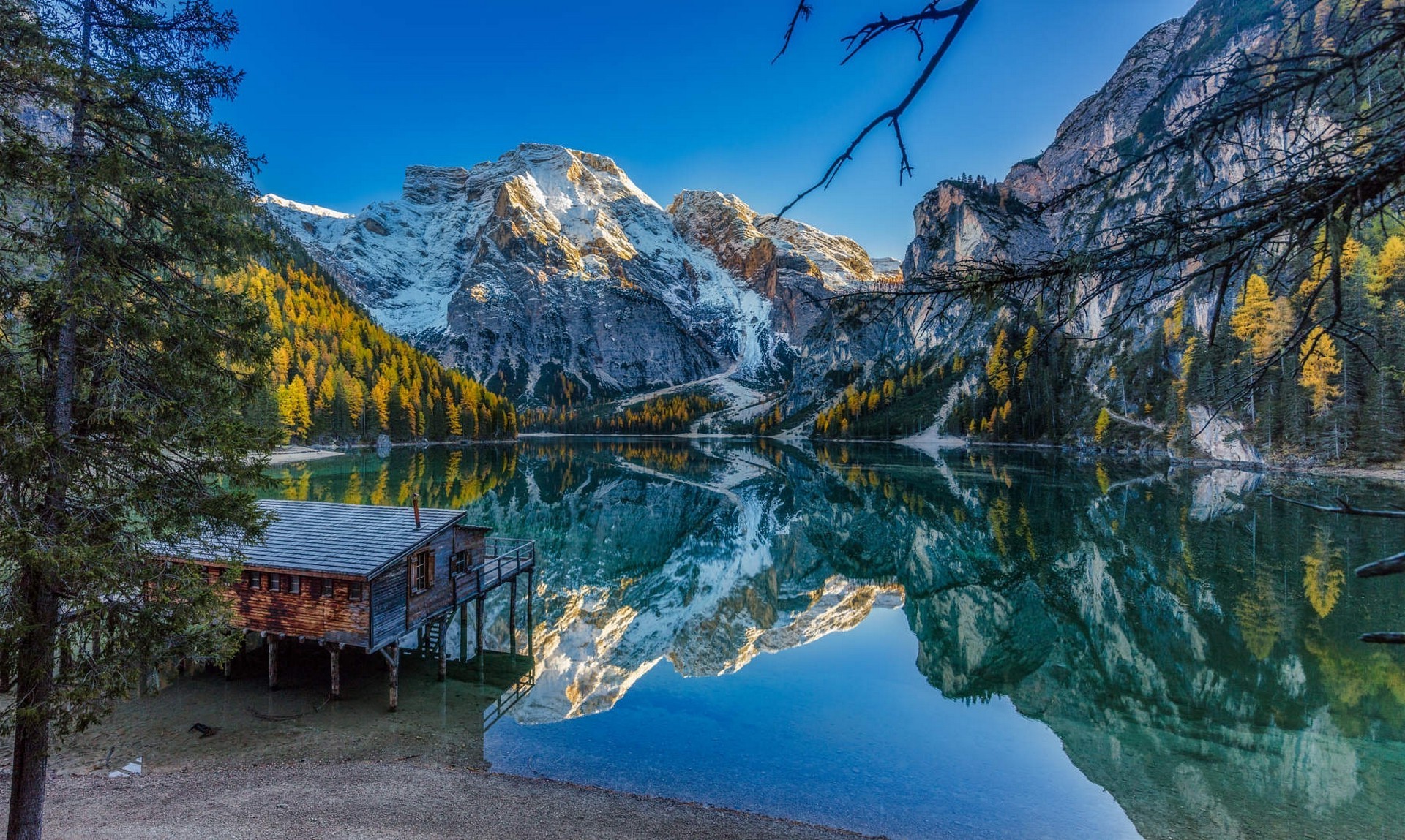 Mansion Reflection In Lake Wallpapers