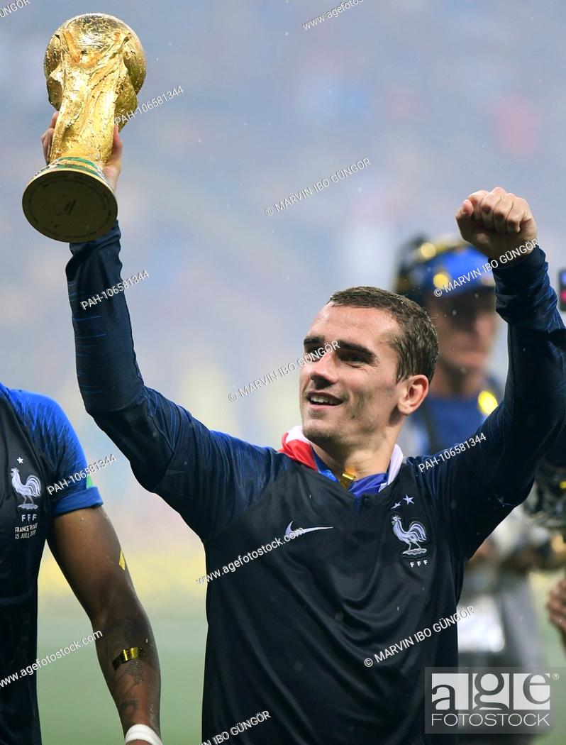 Fifa 2018 Antoine Griezmann With Trophy Wallpapers