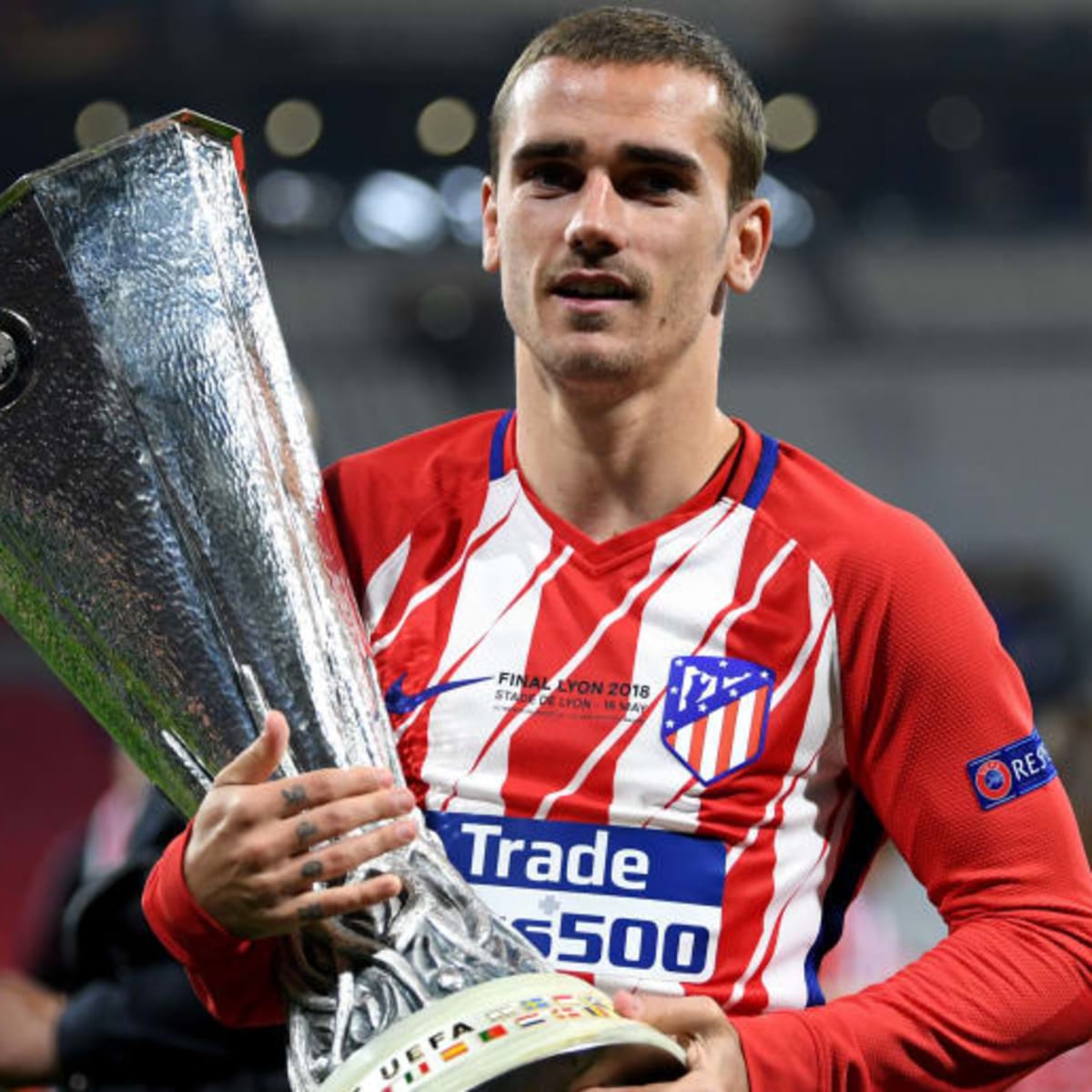 Fifa 2018 Antoine Griezmann With Trophy Wallpapers