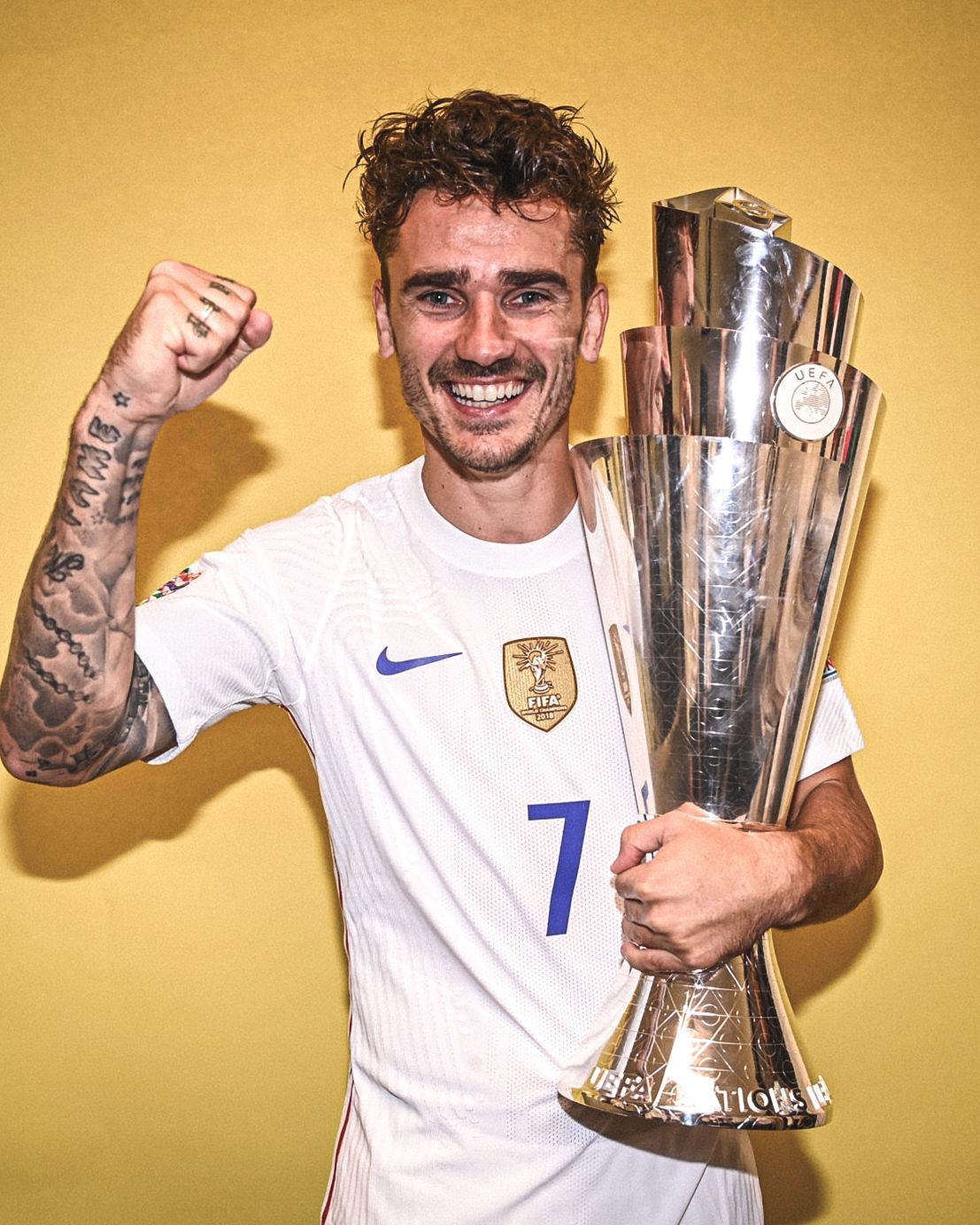 Fifa 2018 Antoine Griezmann With Trophy Wallpapers