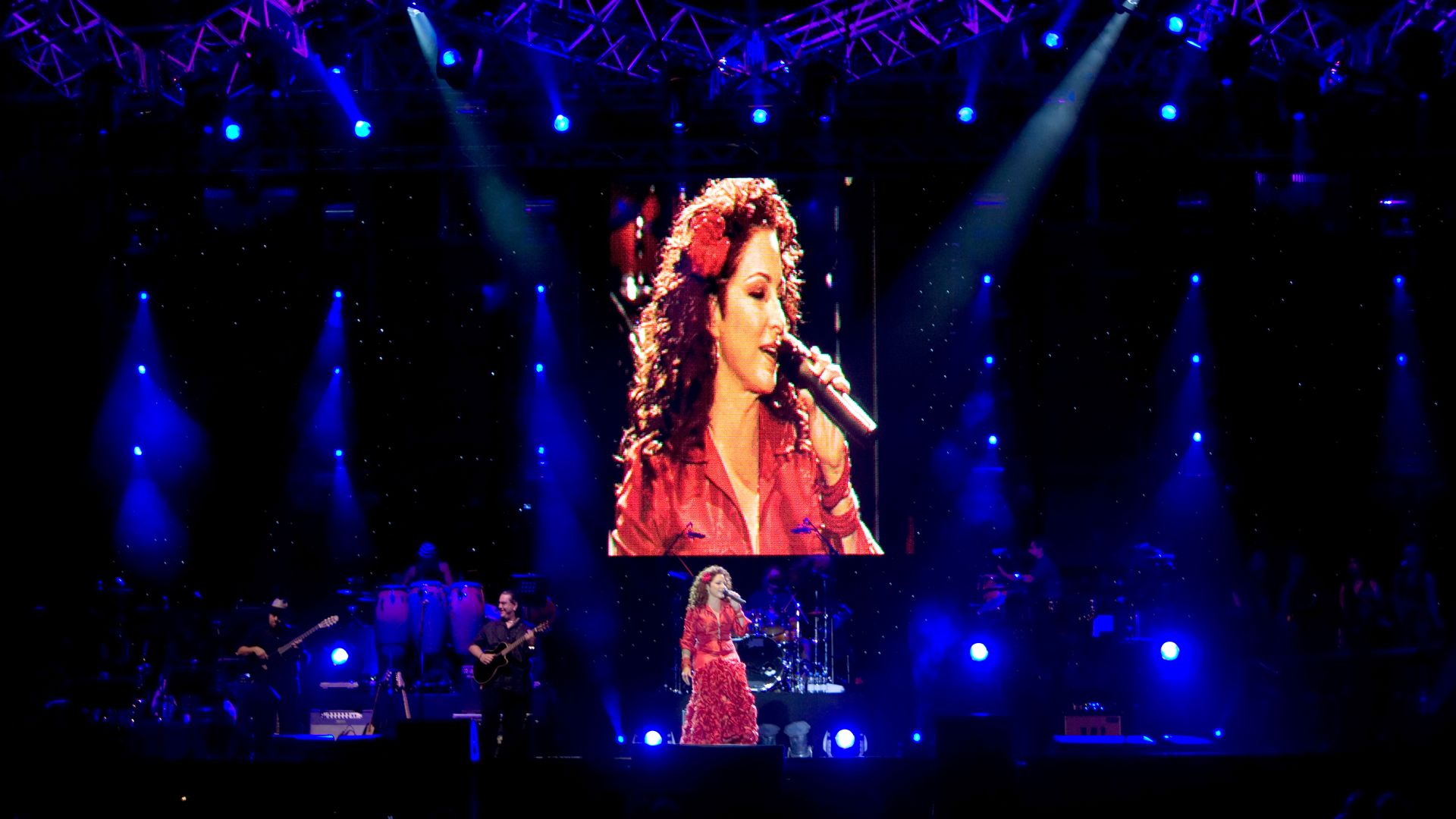 Gloria Estefan Wallpapers