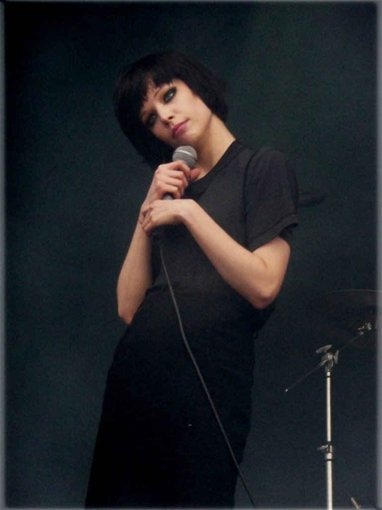 Alice Glass Wallpapers