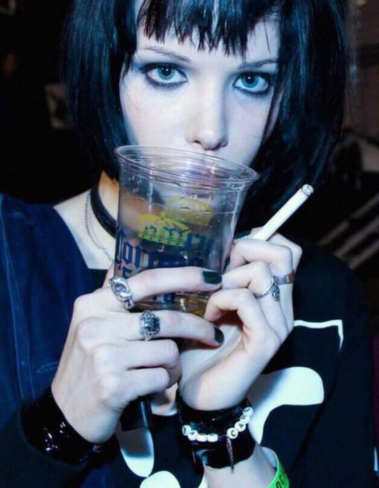 Alice Glass Wallpapers