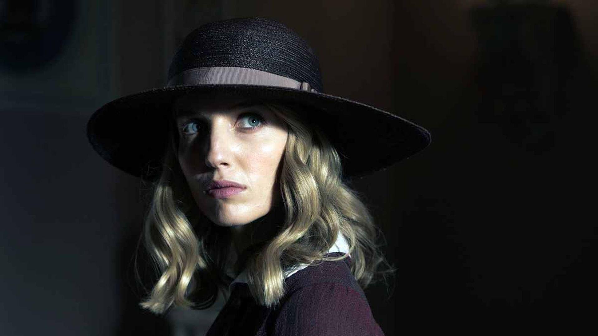 4K Annabelle Wallis Portrait Wallpapers