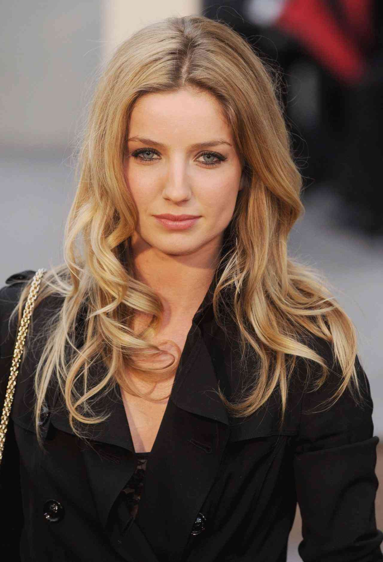 4K Annabelle Wallis Portrait Wallpapers