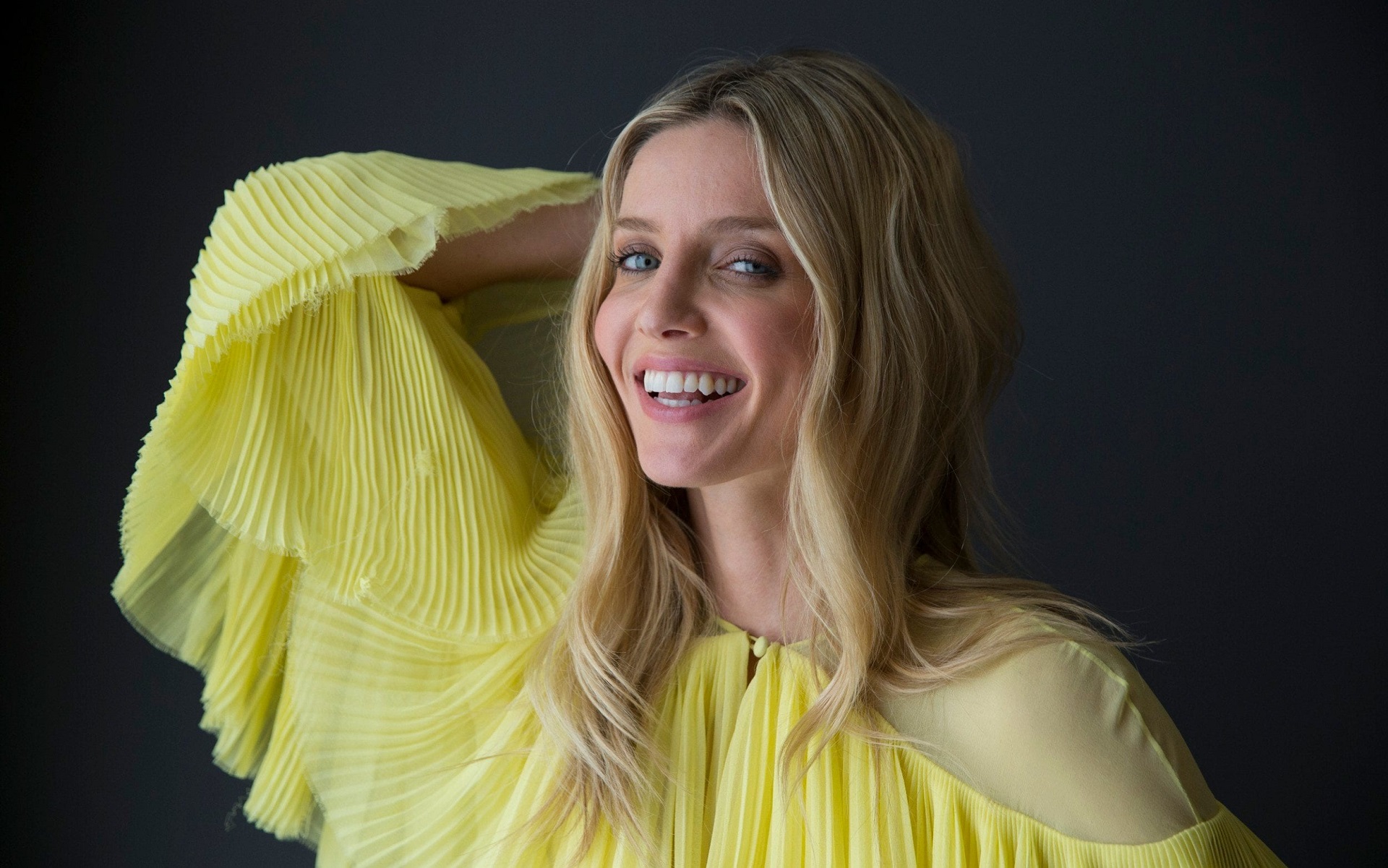 4K Annabelle Wallis Portrait Wallpapers