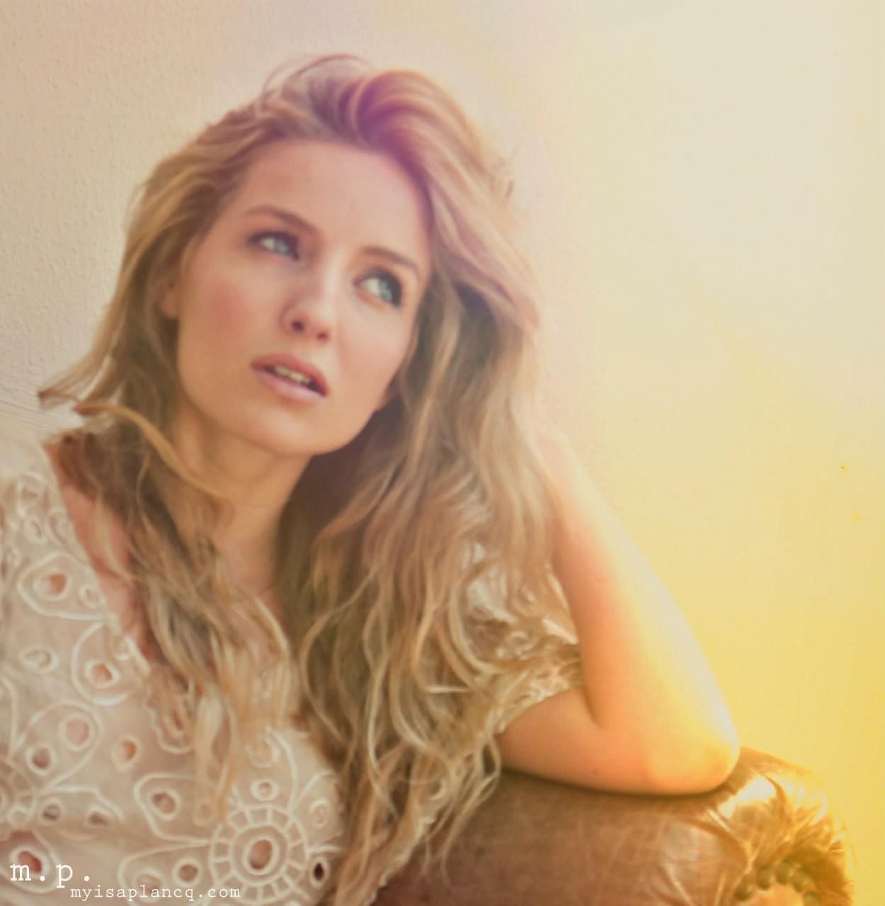 4K Annabelle Wallis Portrait Wallpapers