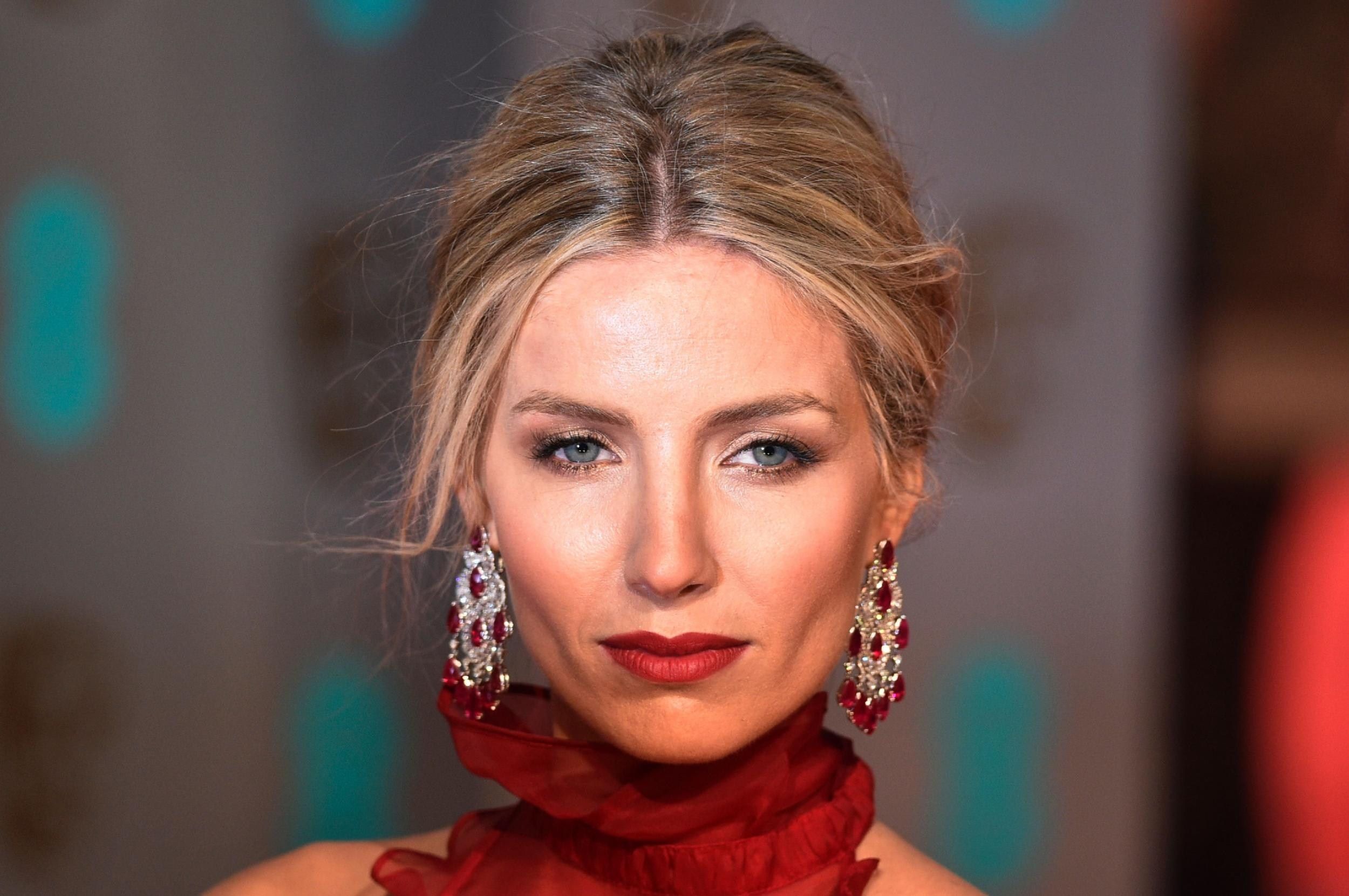 4K Annabelle Wallis Portrait Wallpapers