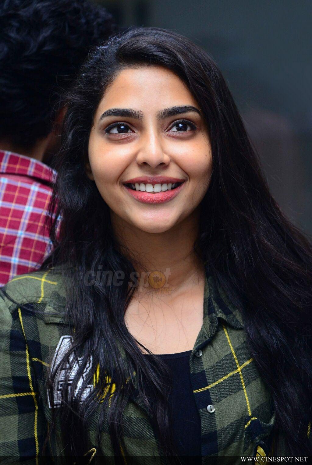 Aishwarya Lekshmi Wallpapers