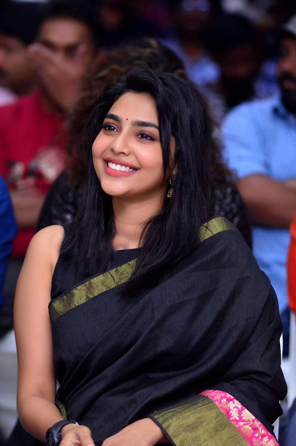 Aishwarya Lekshmi Wallpapers