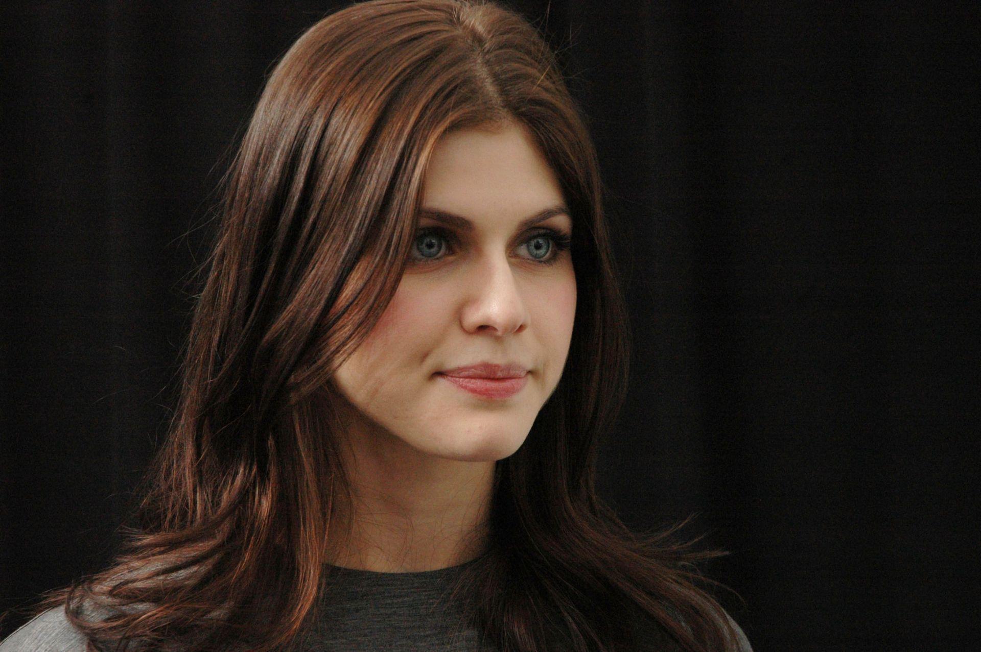 Alexandra Daddario AOL 2018 Portrait Wallpapers