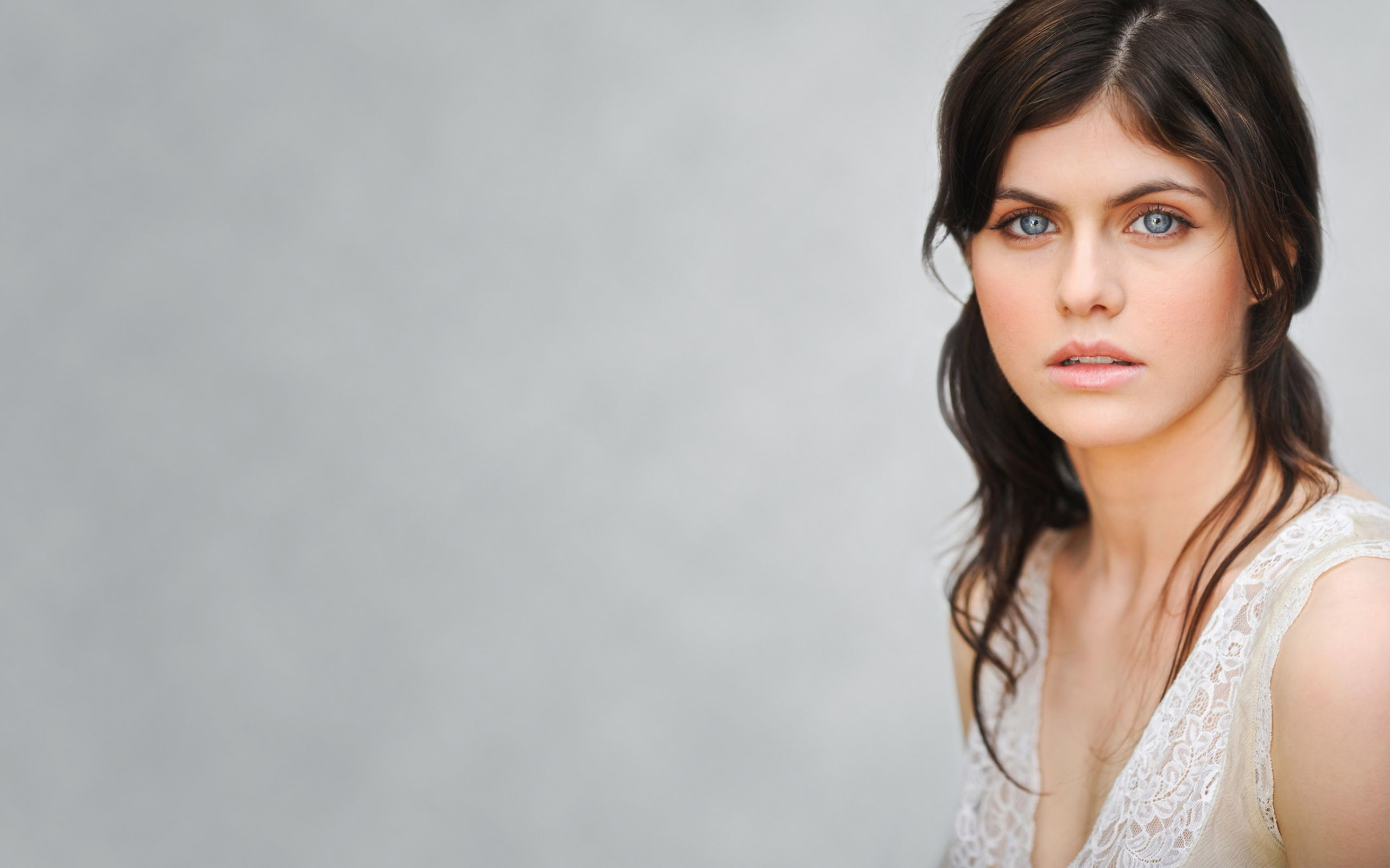 Alexandra Daddario AOL 2018 Portrait Wallpapers