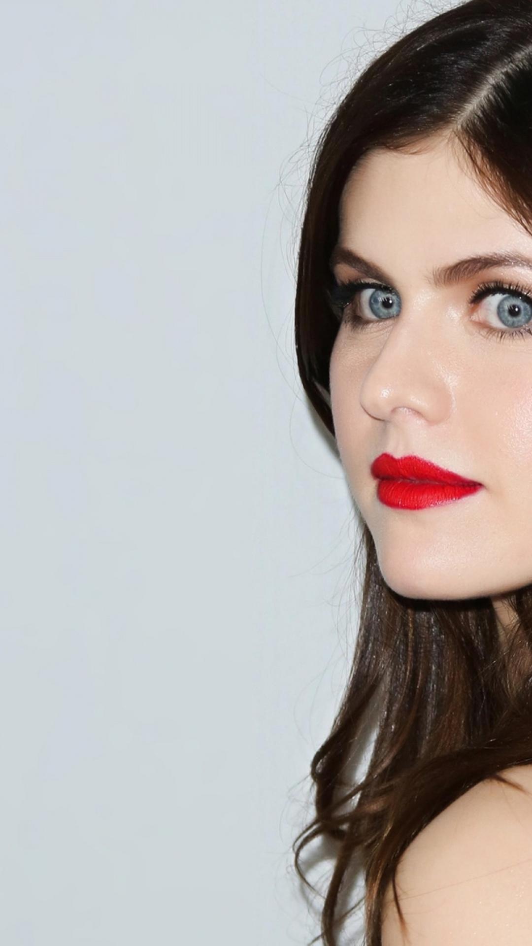 Alexandra Daddario Face Close Up Wallpapers