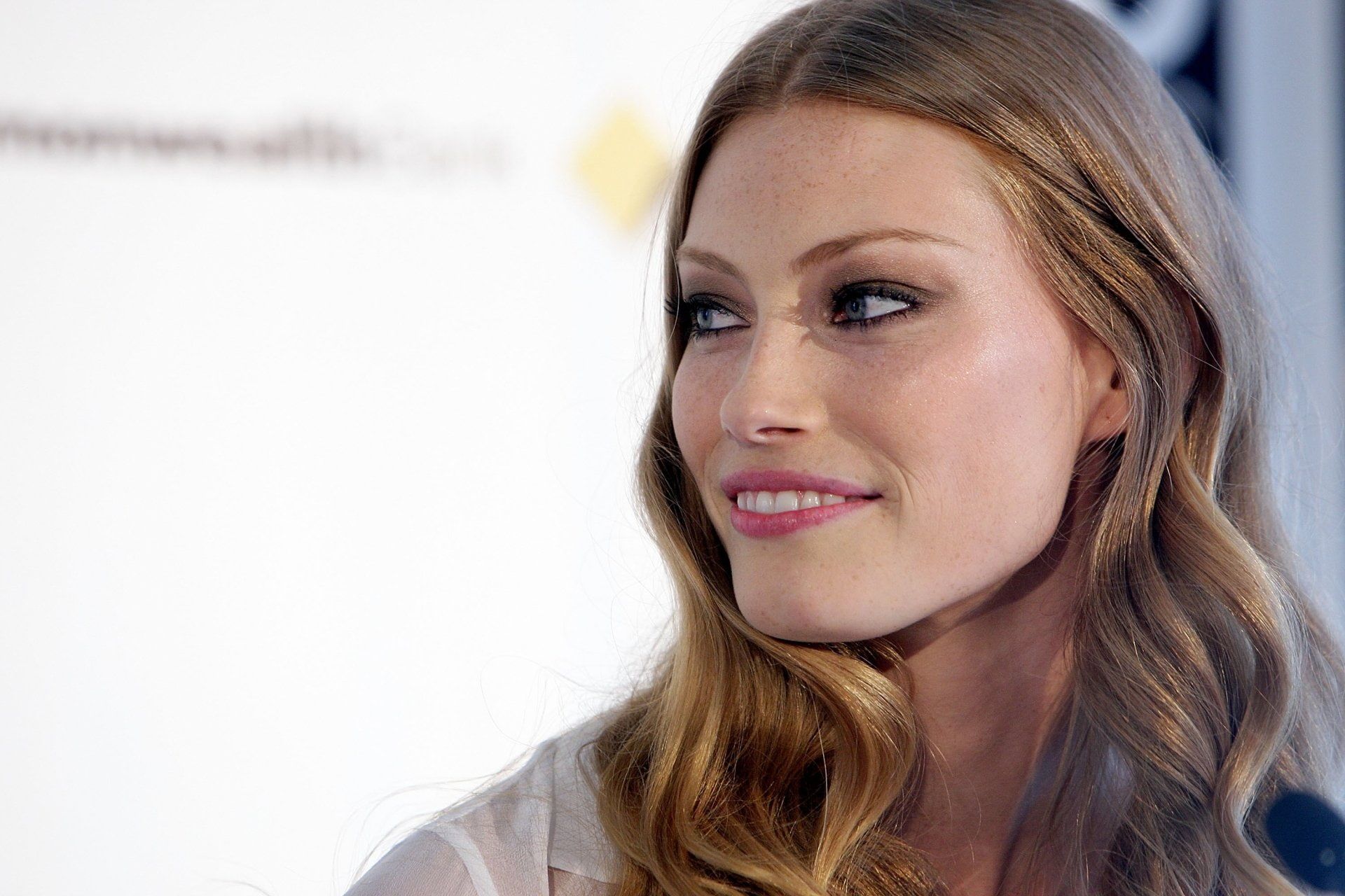 Alyssa Sutherland Wallpapers