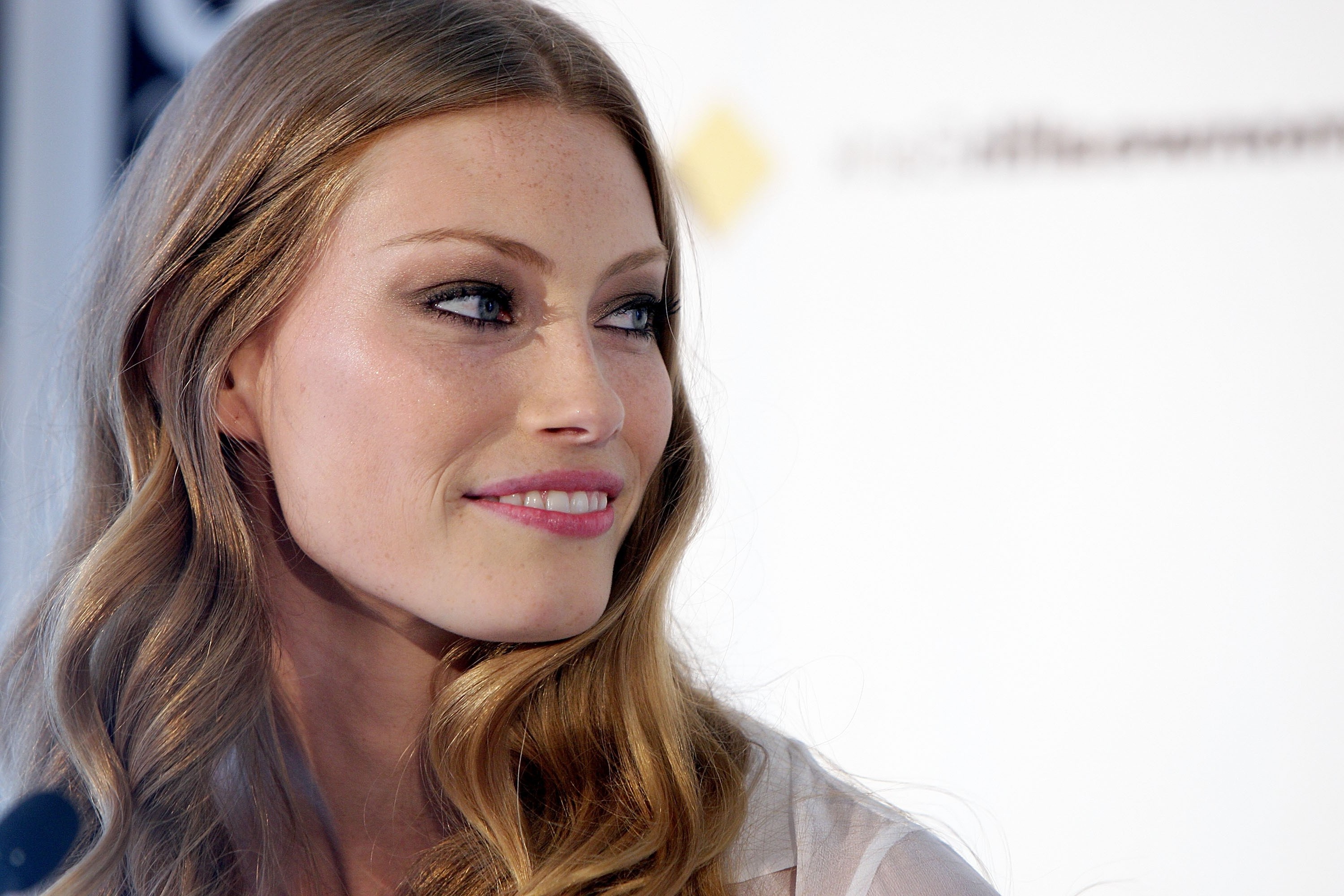 Alyssa Sutherland Wallpapers