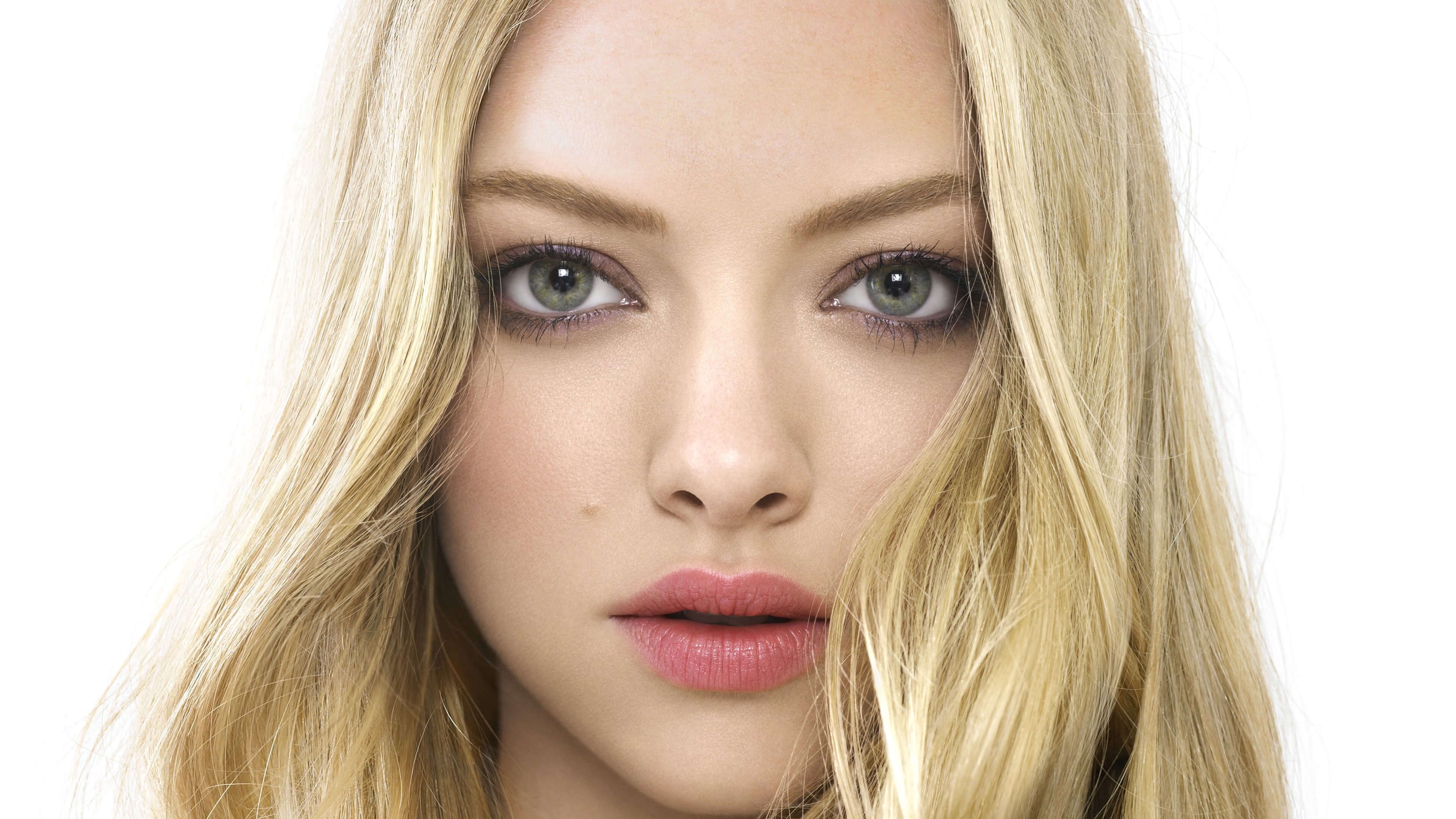 Amanda Seyfried For Vogue Wallpapers