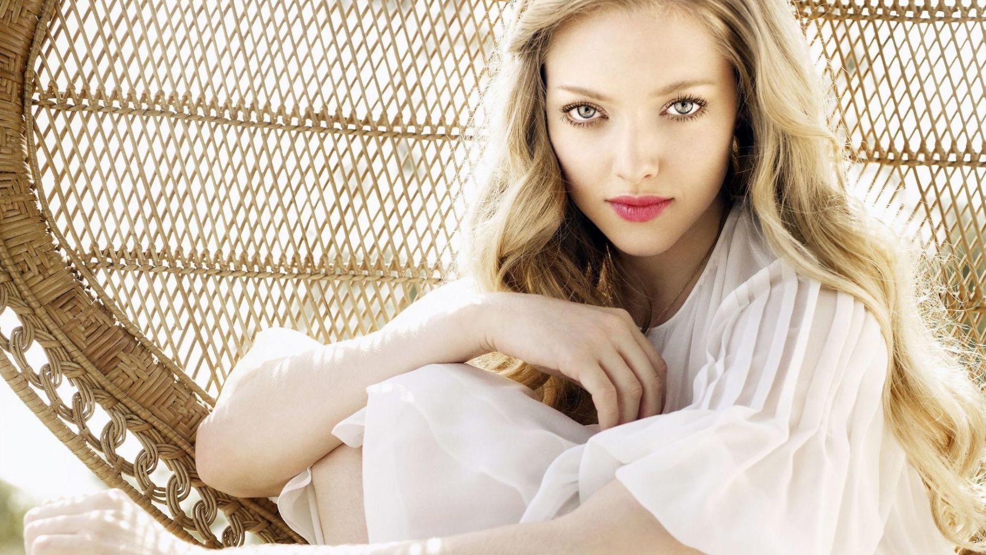 Amanda Seyfried Photoshoot Wallpapers