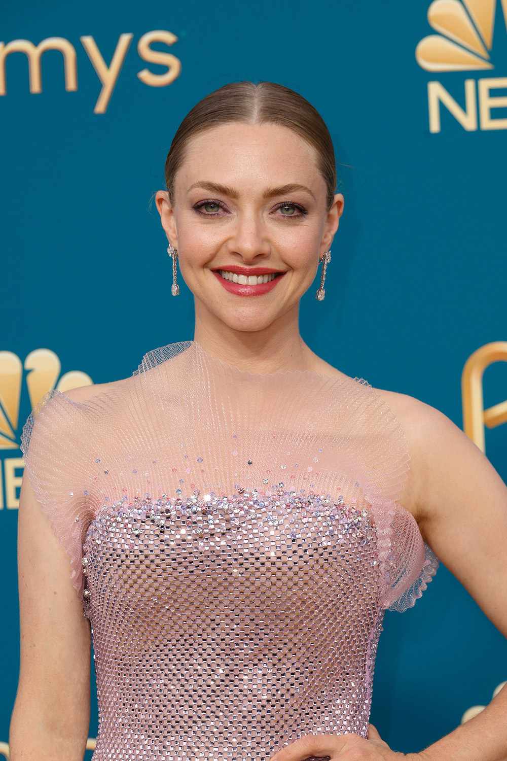 Amanda Seyfried Pink Dress Wallpapers