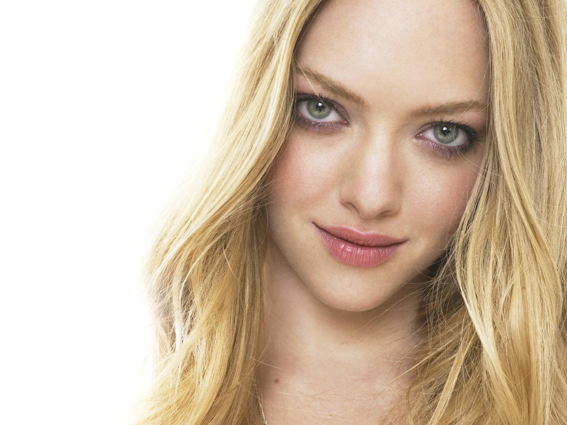 Amanda Seyfried Portrait Wallpapers