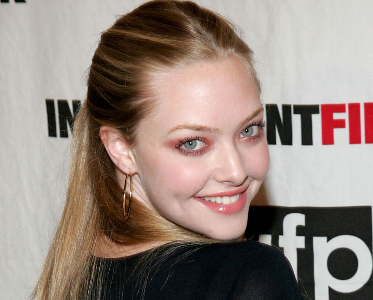 Amanda Seyfried Portrait 2019 Wallpapers