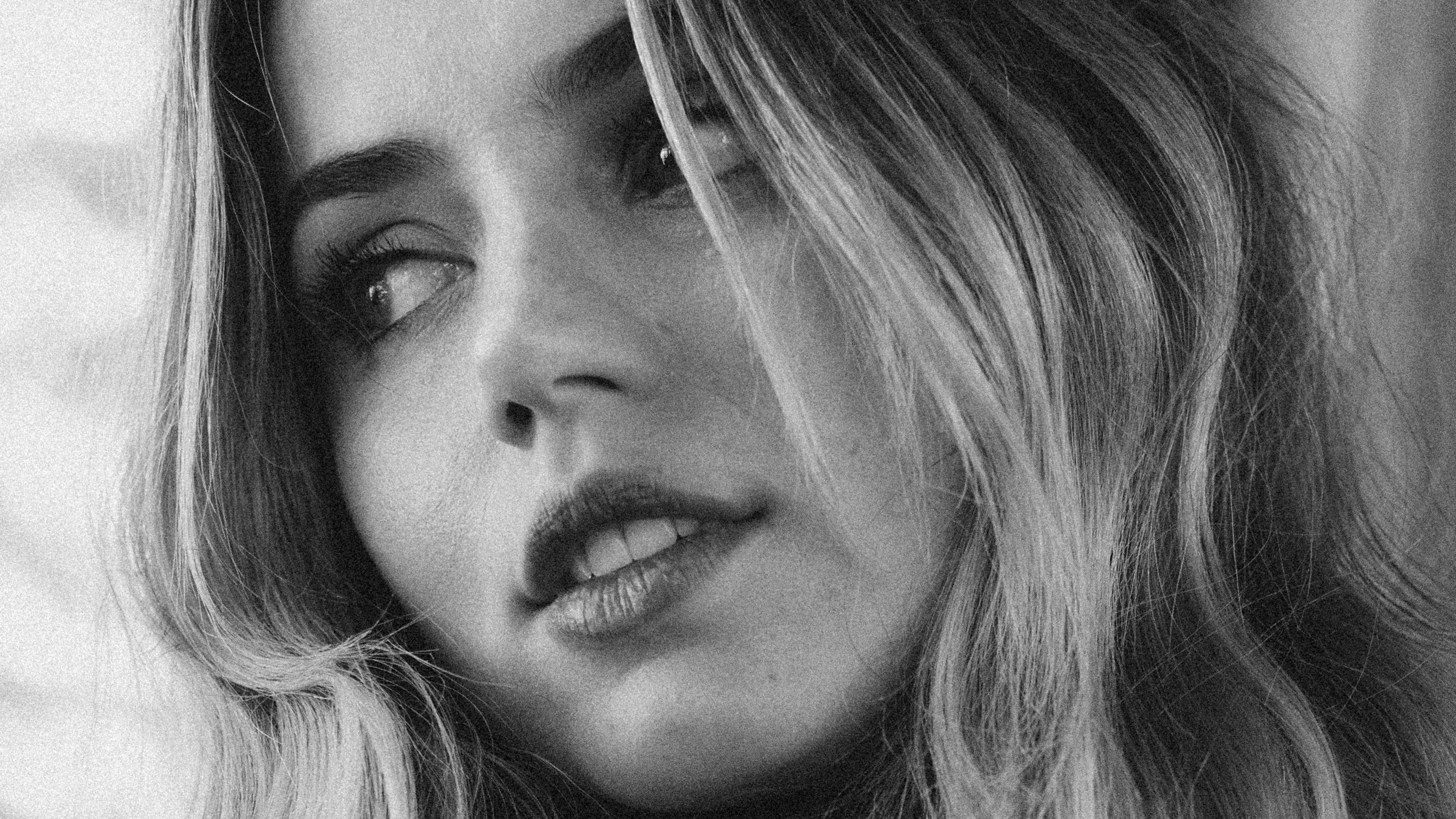 Ana de Armas Beautiful Monochrome Wallpapers