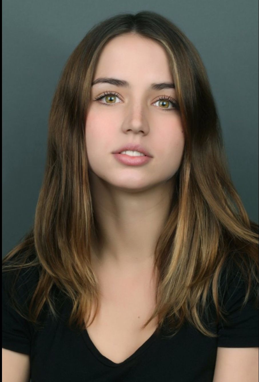 Ana de Armas Cute Face Wallpapers