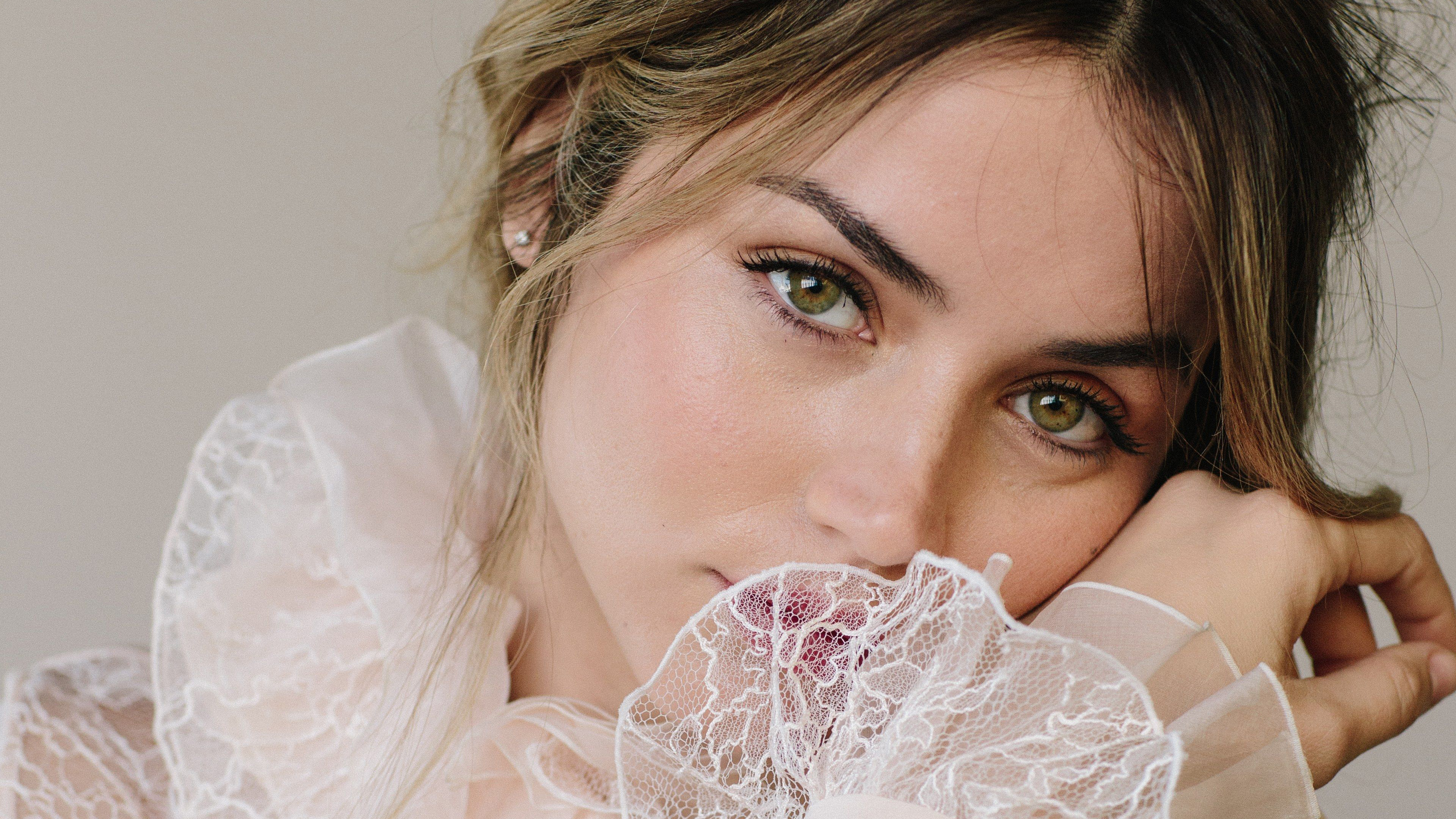 Ana de Armas Cute Face Wallpapers