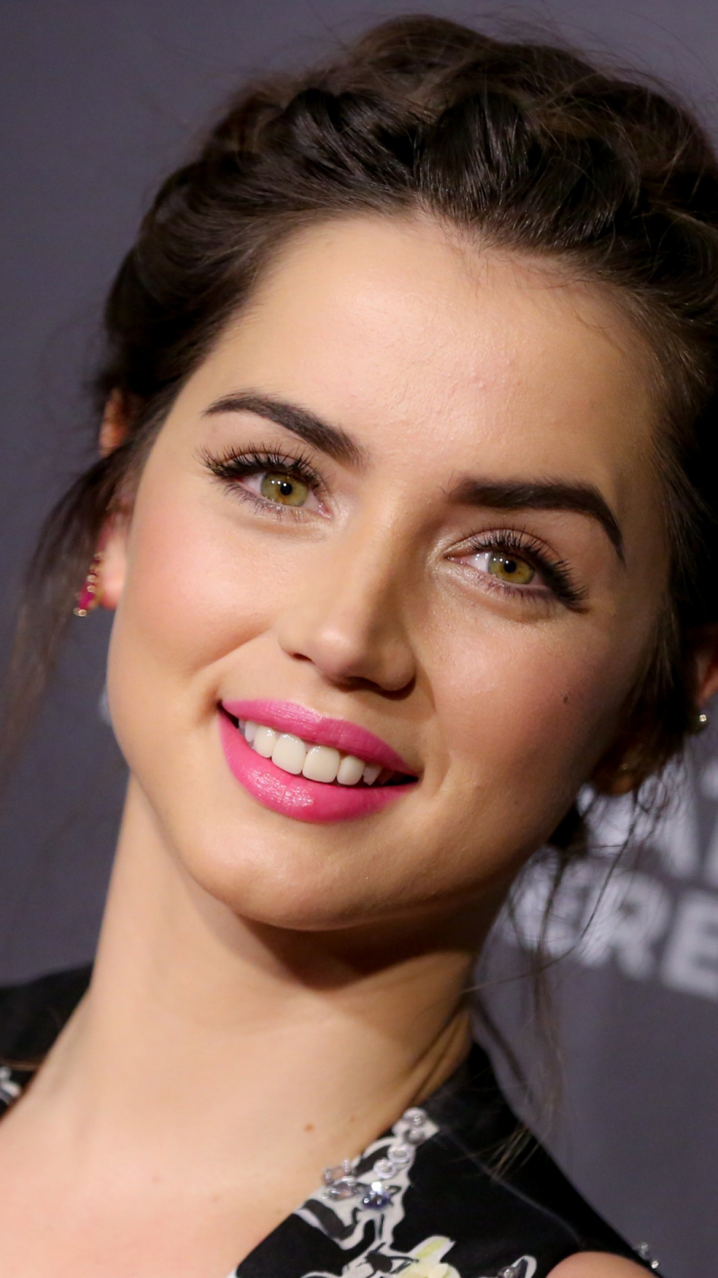 Ana de Armas Cute Face Wallpapers