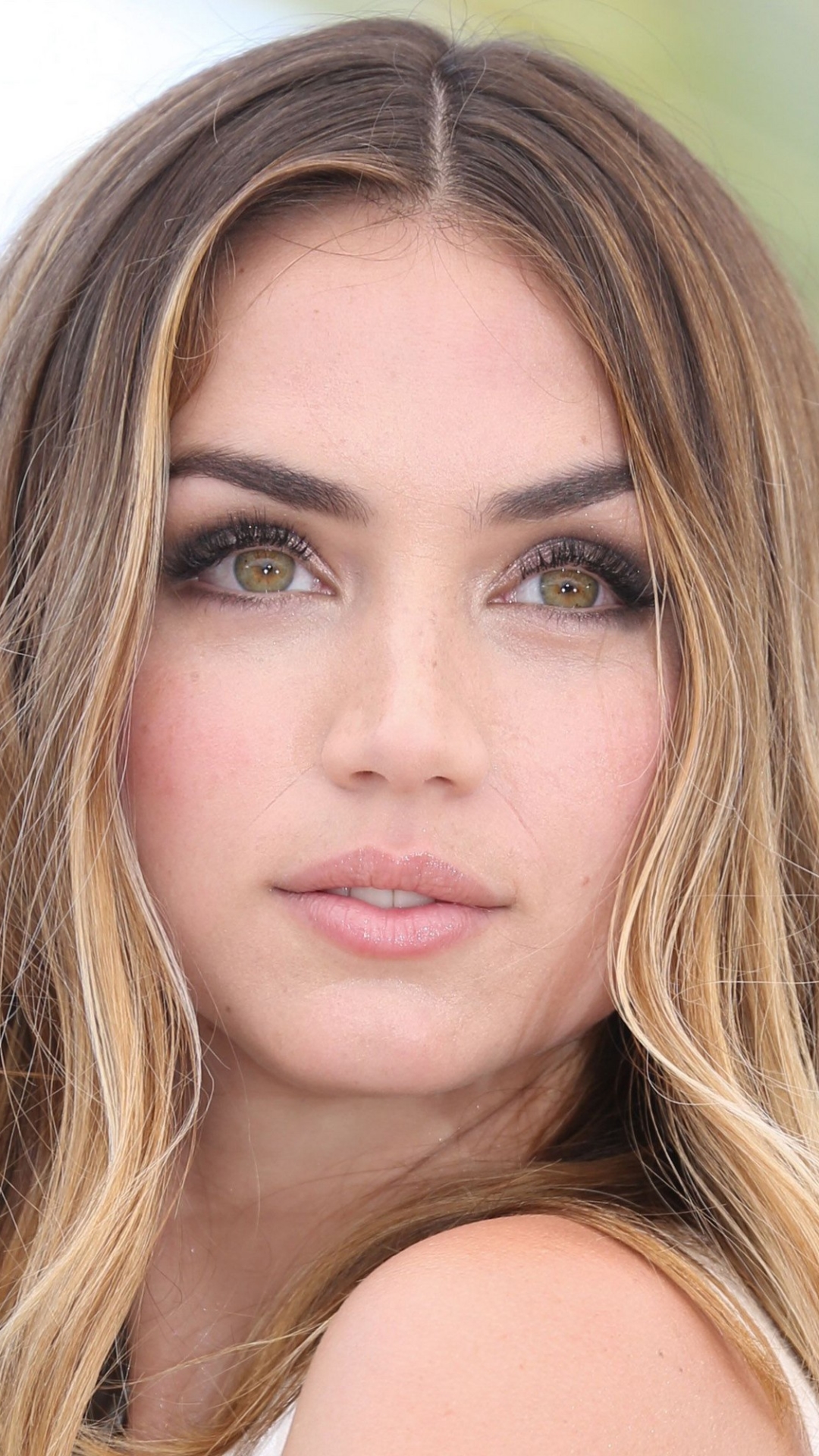 Ana de Armas Face Close Up Wallpapers