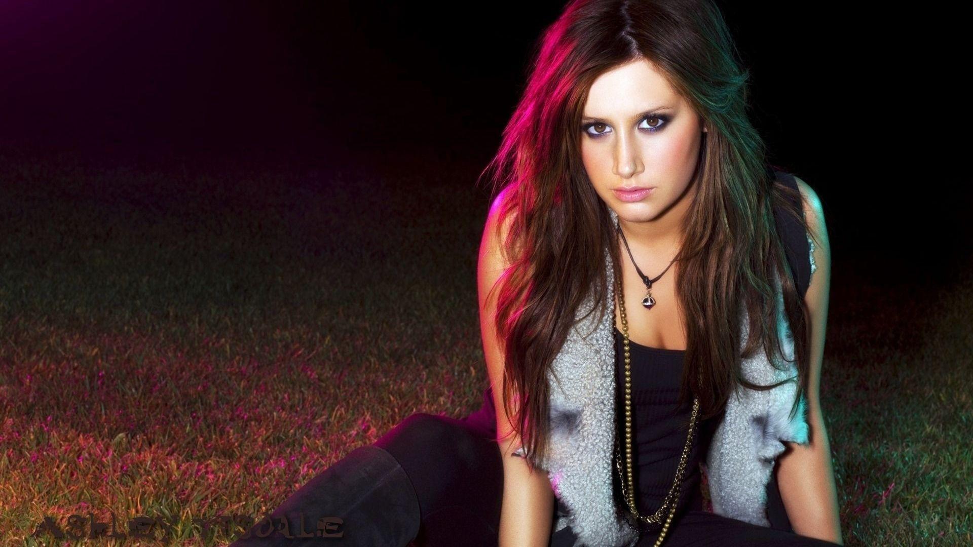 Ashley Tisdale 2017 Wallpapers