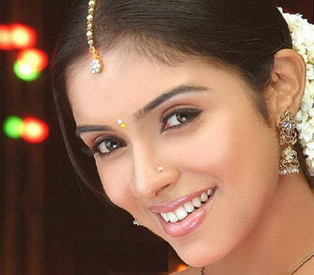 Asin Thottumkal Wallpapers