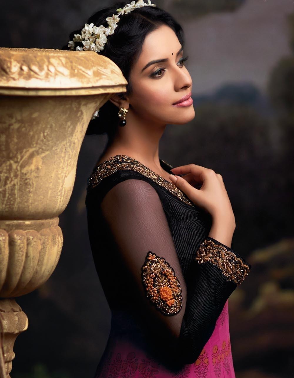 Asin Thottumkal Wallpapers