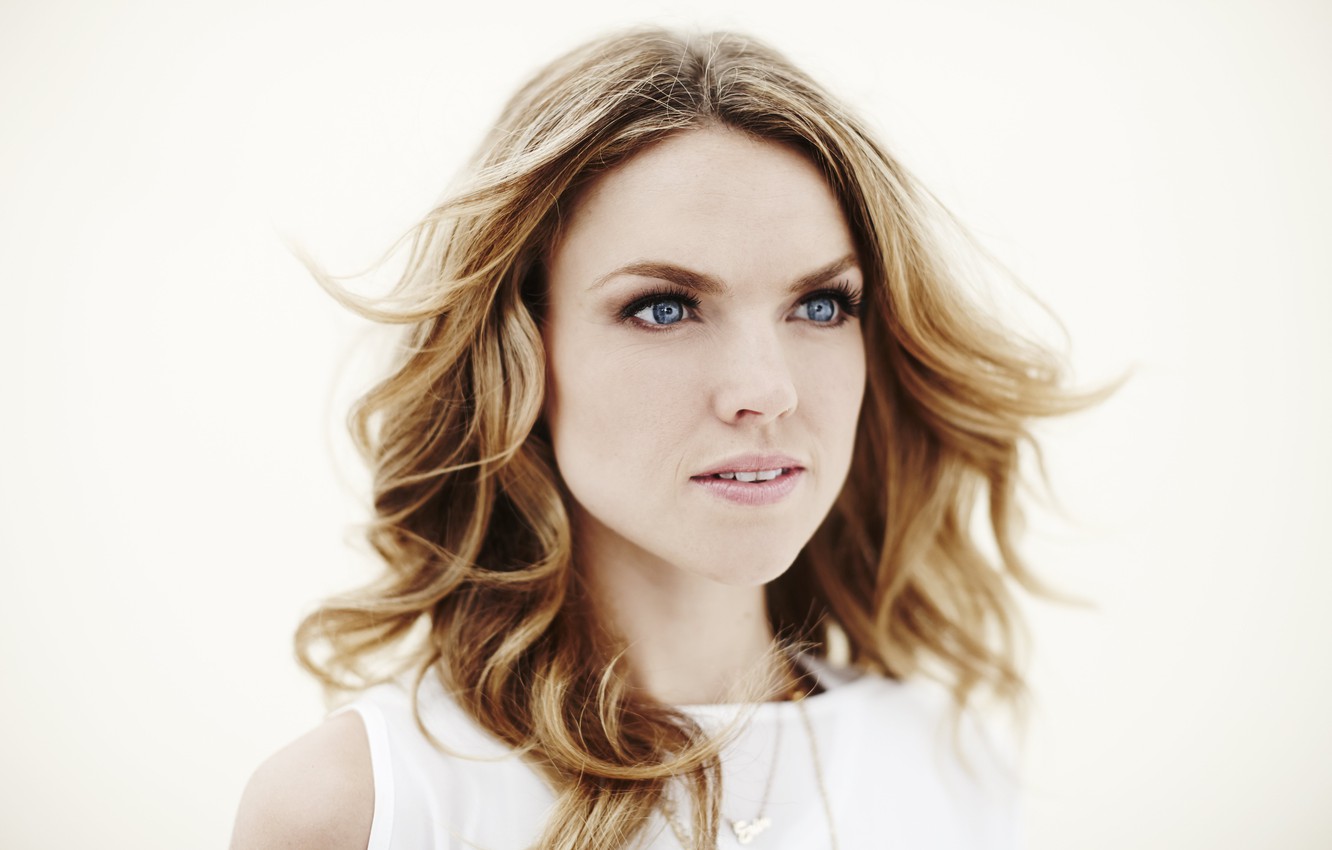 Beautiful Erin Richards Face Wallpapers