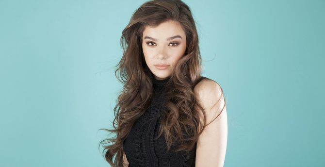 Beautiful Hailee Steinfeld in Black Wallpapers