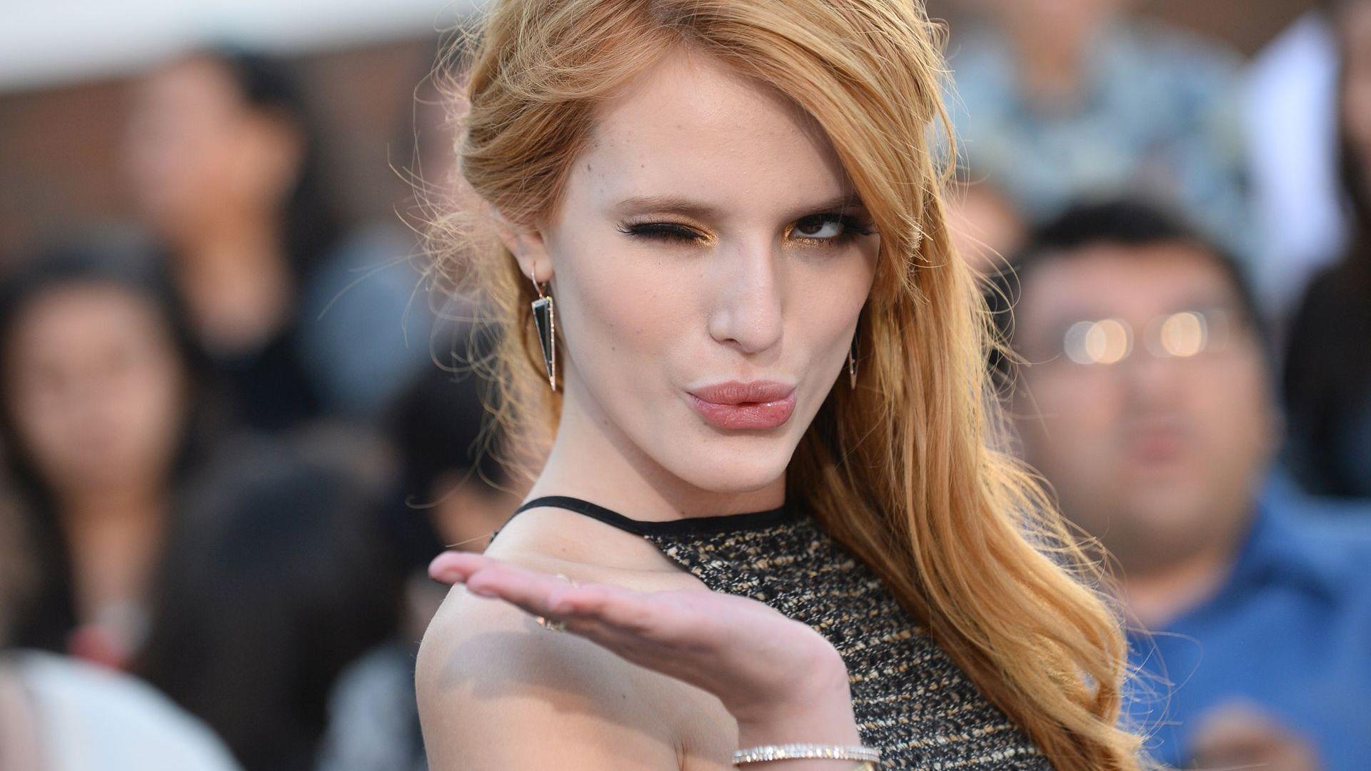 Bella Thorne Cute 2017 Wallpapers