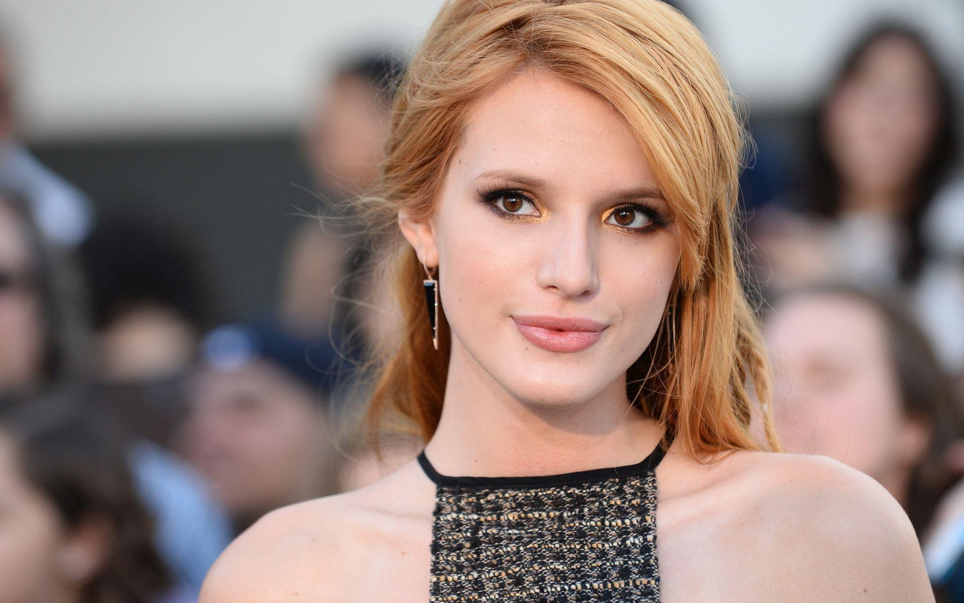 Bella Thorne cute Outfits Wallpapers