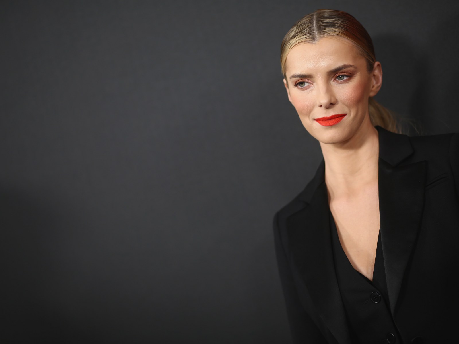 Betty Gilpin Beautiful Portrait Wallpapers