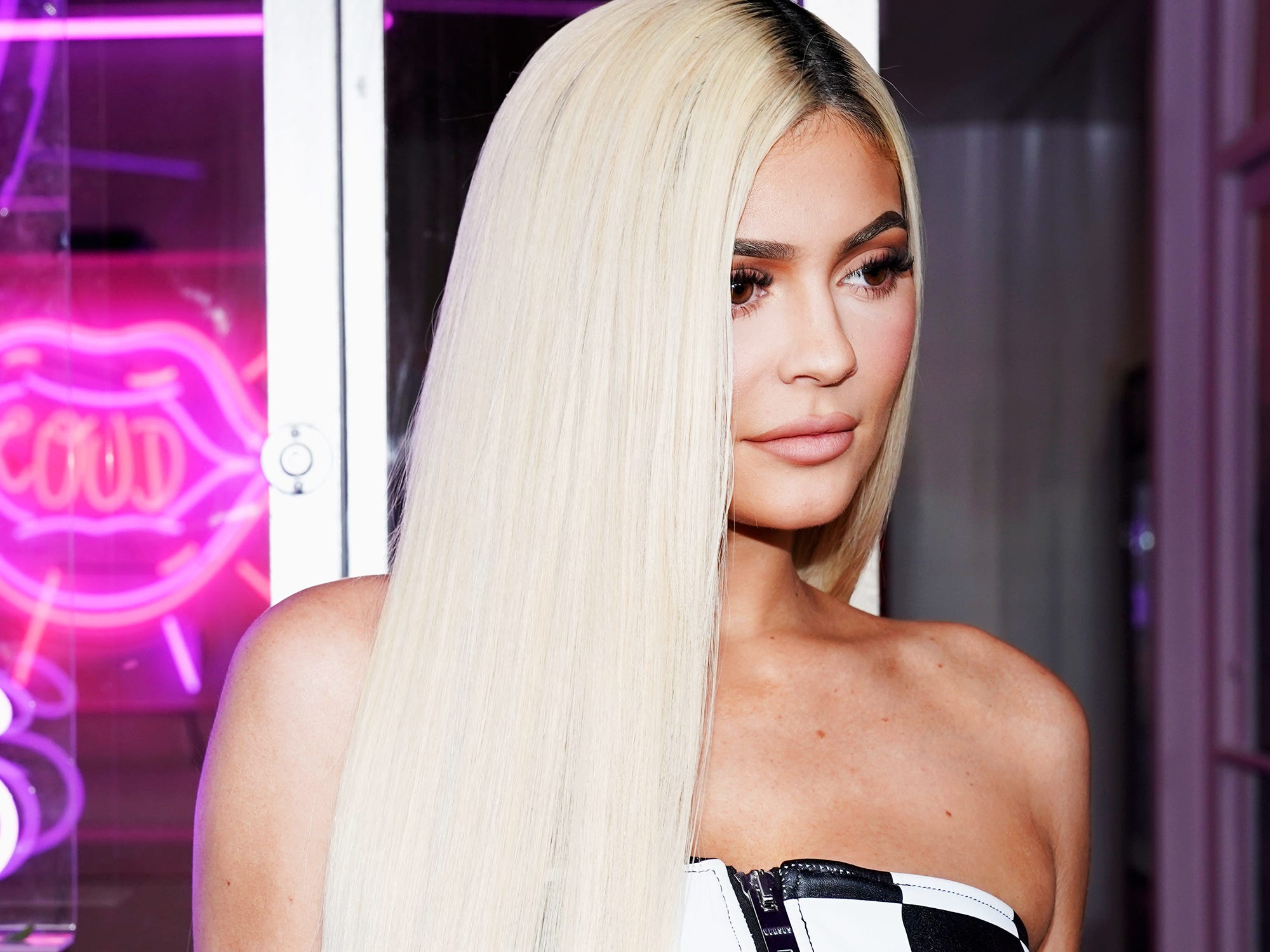 Blonde Kylie Jenner 2018 Wallpapers