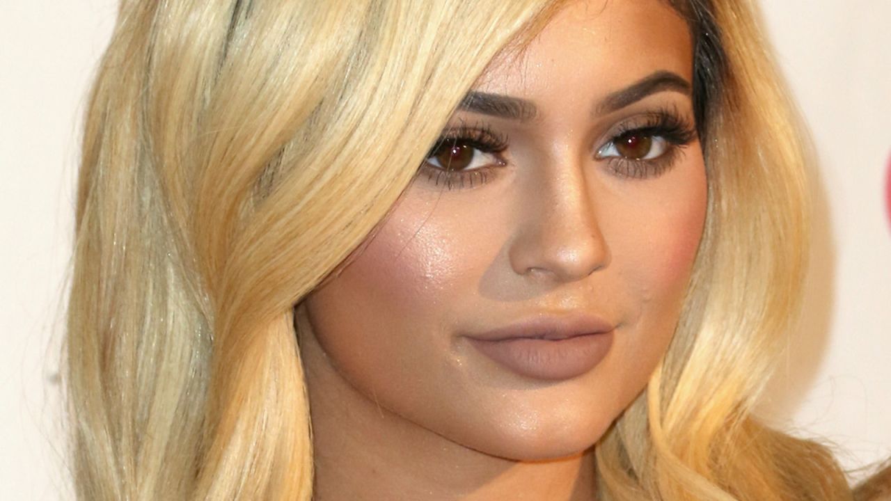 Blonde Kylie Jenner 2018 Wallpapers