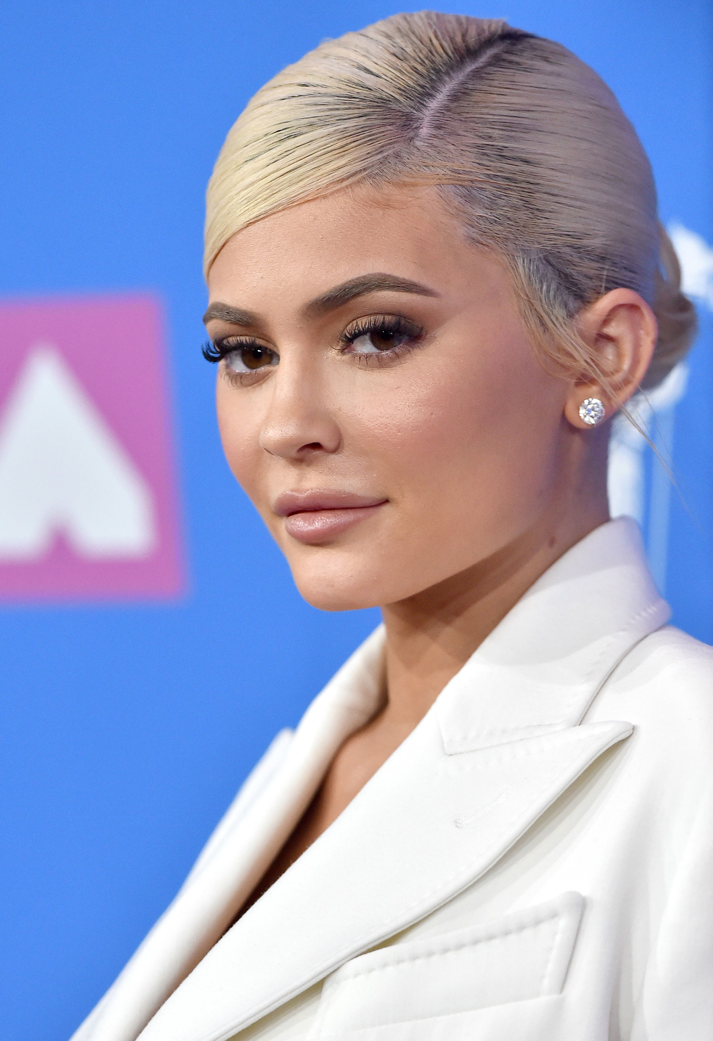 Blonde Kylie Jenner 2018 Wallpapers