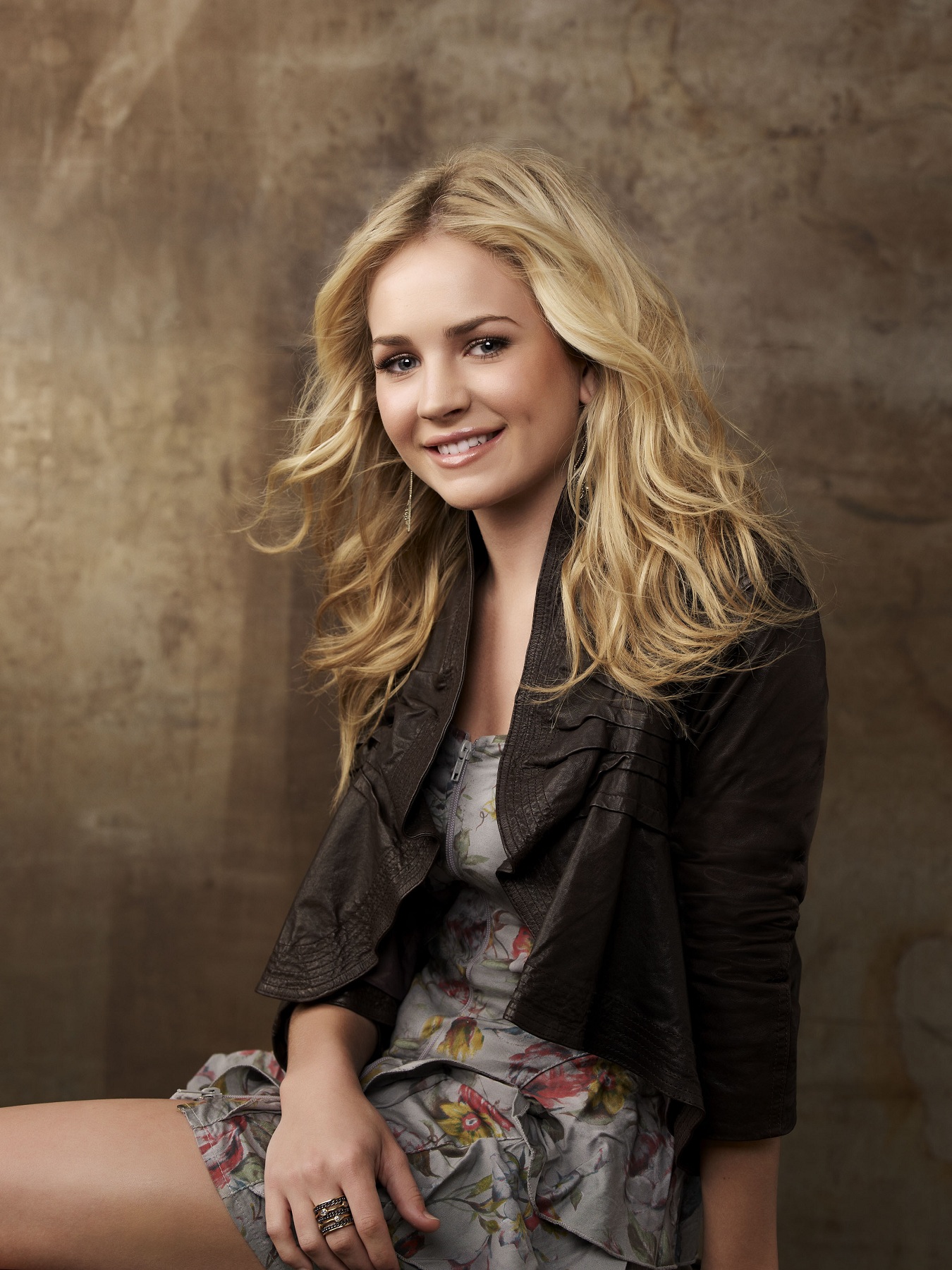 Britt Robertson Actress 2018 Wallpapers