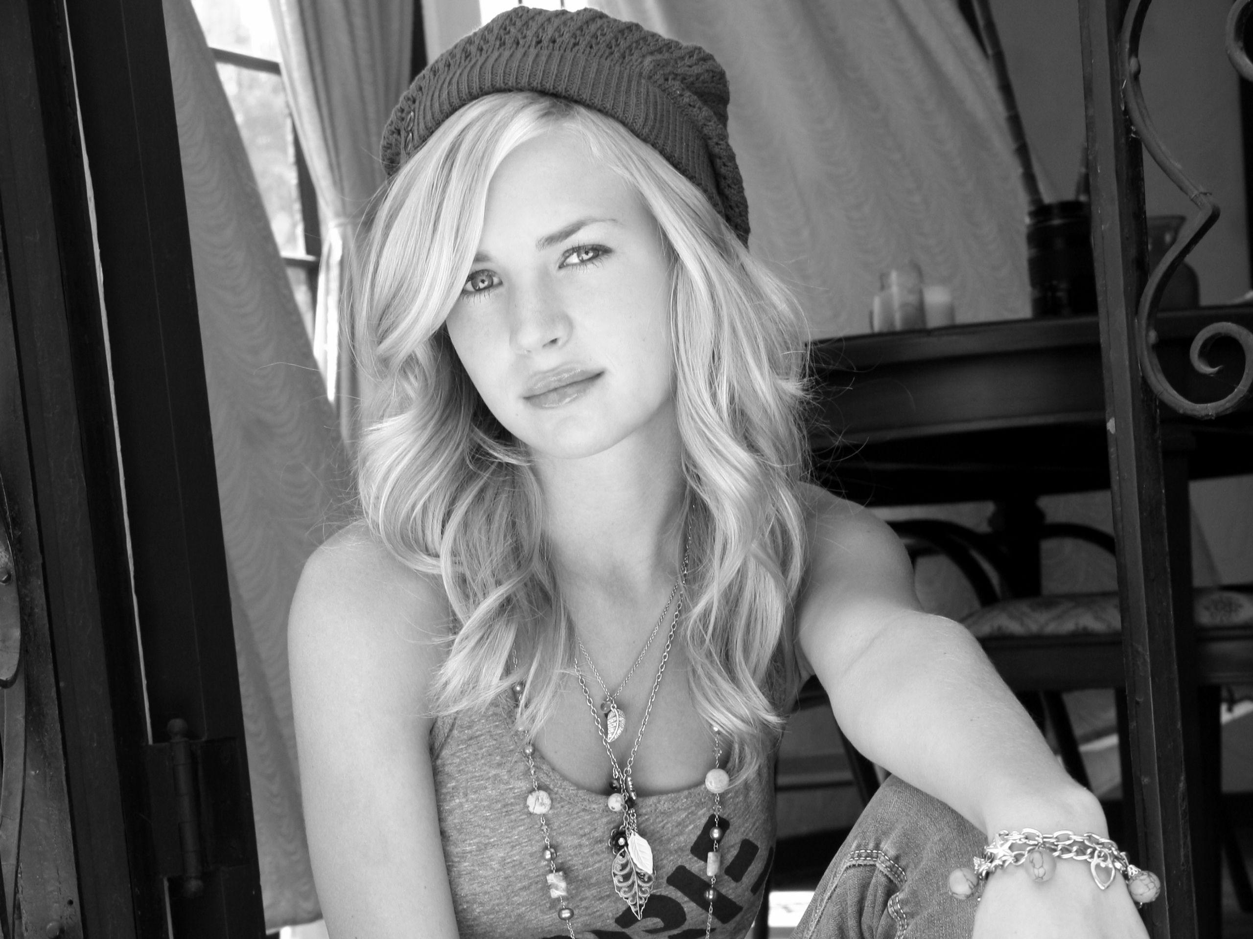 Britt Robertson Actress 2018 Wallpapers